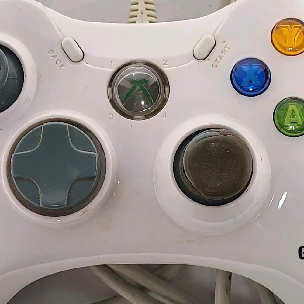WHITE WIRED Microsoft XBOX 360 Wired Controller by Gamestop